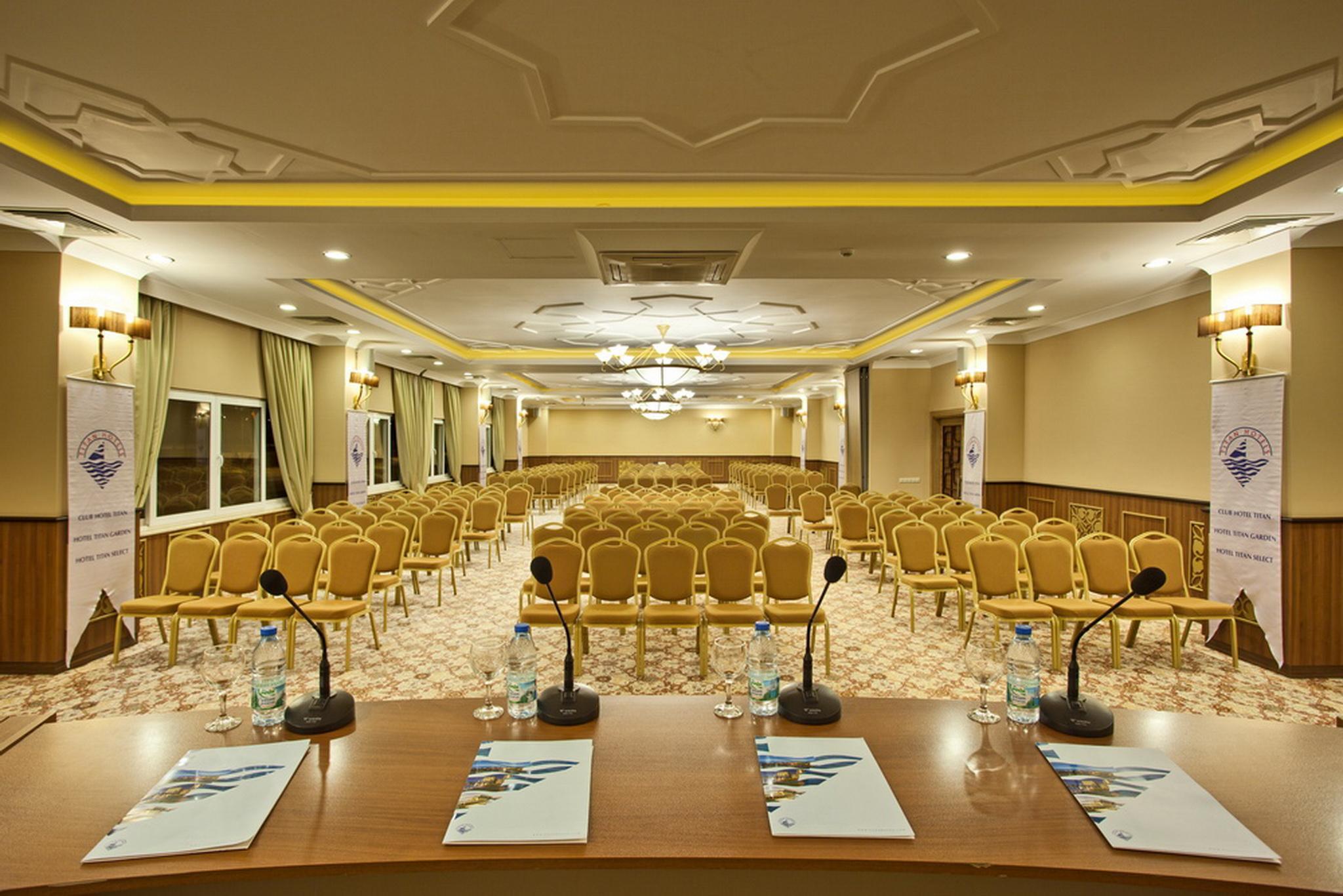 Titan Select Hotel โคนัคคลึ ภายนอก รูปภาพ