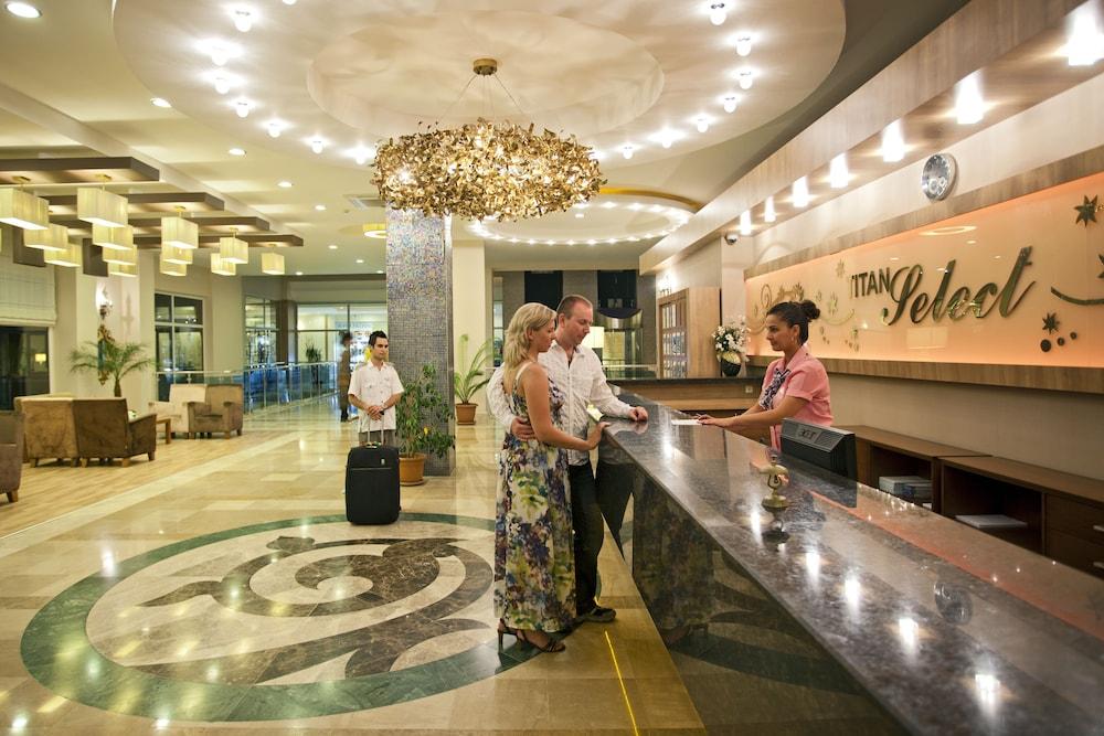 Titan Select Hotel โคนัคคลึ ภายนอก รูปภาพ